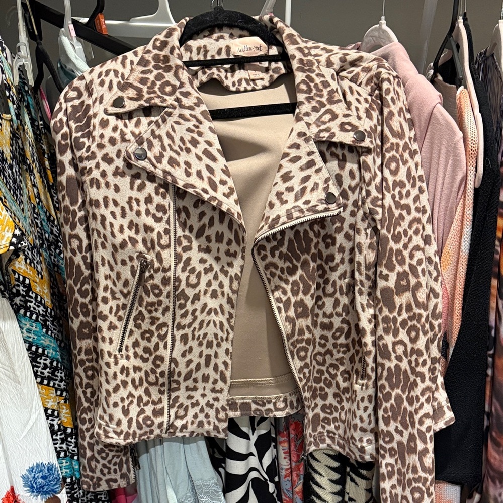 Chic Leopard Print Leather Jacket - image 1